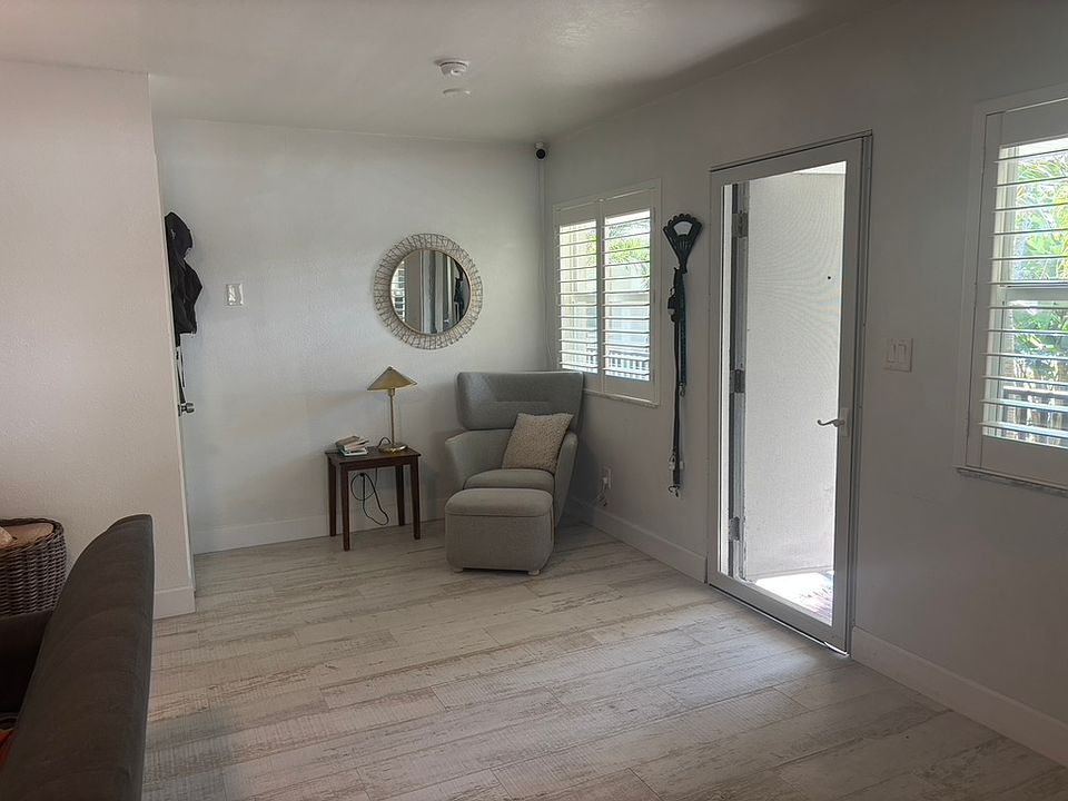 entry area with reading nook