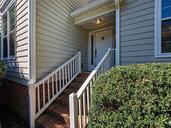 3rd image of 202 Cobble Ridge Dr
