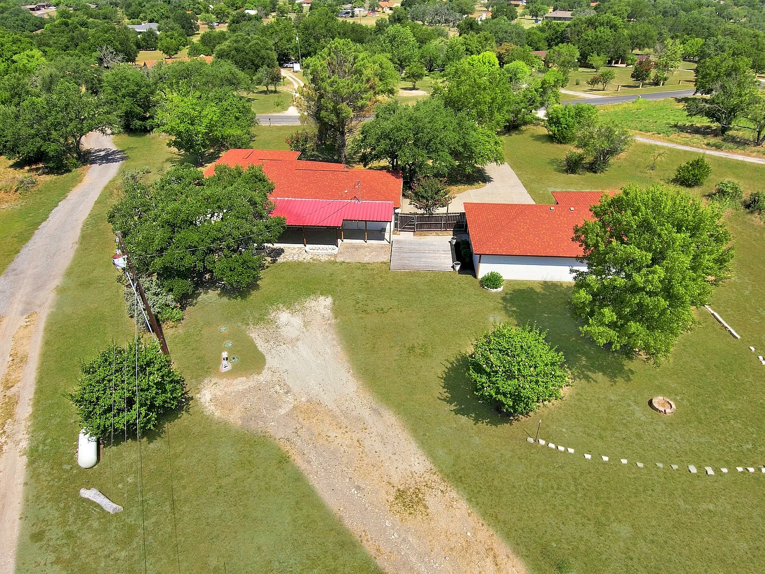 2acres & 4 Car Garage. — Photo 2