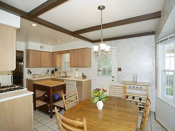 4th image of 702 Fordham St