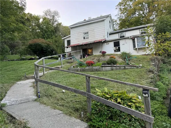 923 SALT POINT TURNPIKE, Pleasant Valley, NY 12569