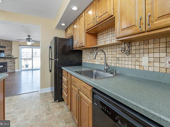 4th image of 411 Ives Ave