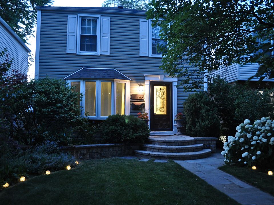 2nd image of 1923 Warren St