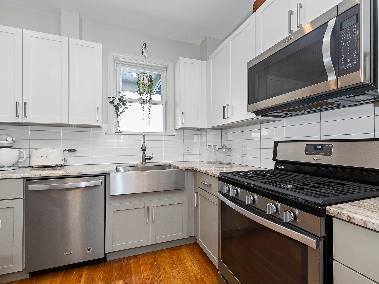 2 bed, 858 sqft, $3,400 — Photo 2
