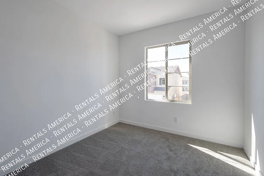 Coming Soon! Occupied! 4 Bedroom In Eastmark — Photo 3