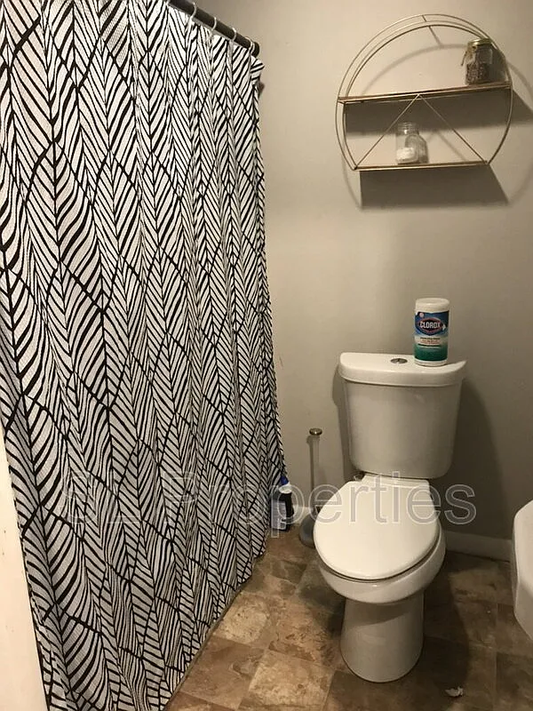 2 bed, 1.0 bath, $1,075 — Photo 2