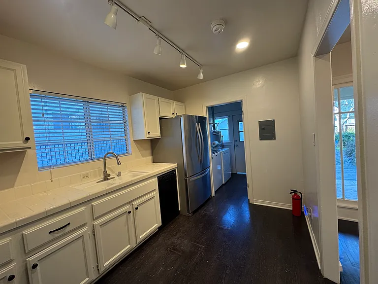 849 N West Knoll Dr — Photo 27