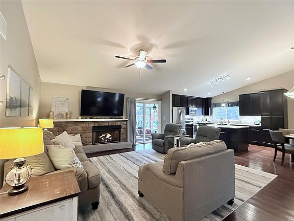 5th image of 402 Algonquin Dr