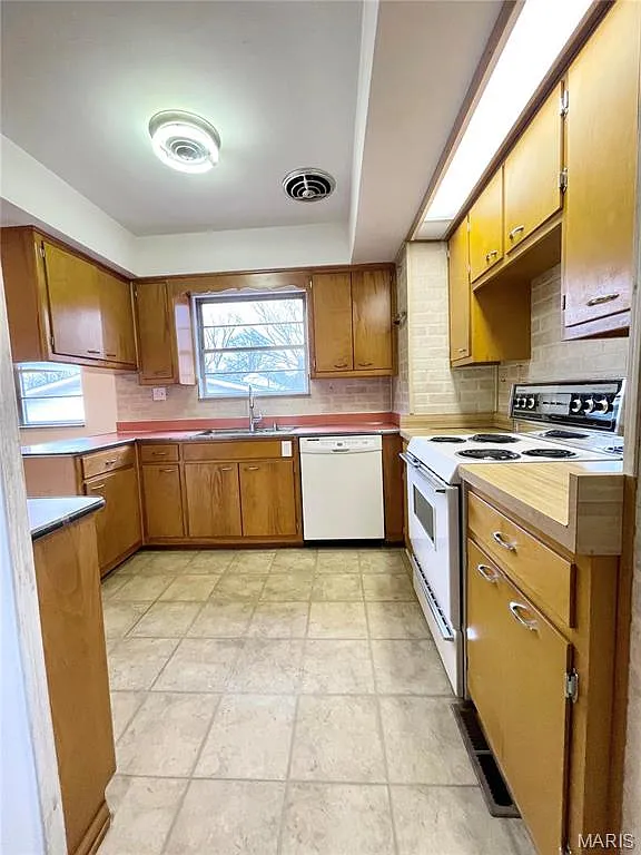 3 bed, 1.0 bath, 1044 sqft, $1,500 — Photo 4