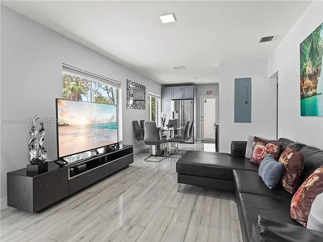 1431 SW 29th St — Photo 2