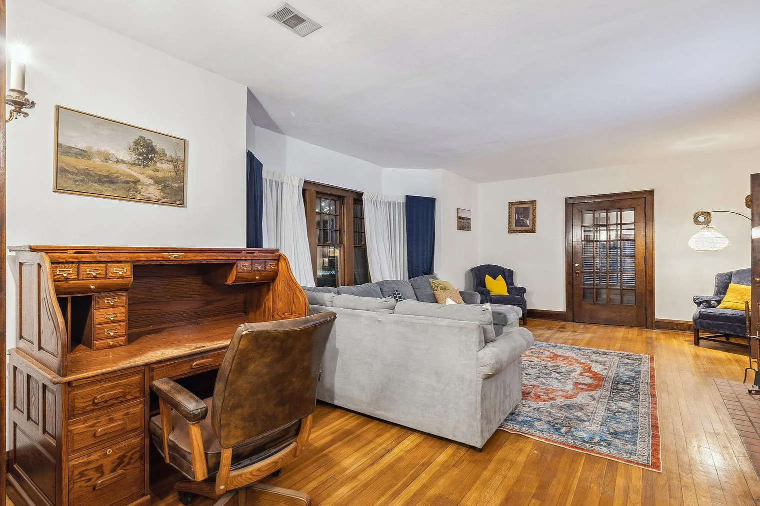 6 bed, 2.0 bath, 3401 sqft, $9,256 — Photo 2
