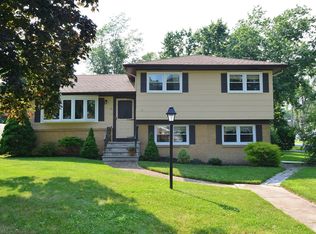 51 Oak Ridge Pkwy, Toms River, NJ
