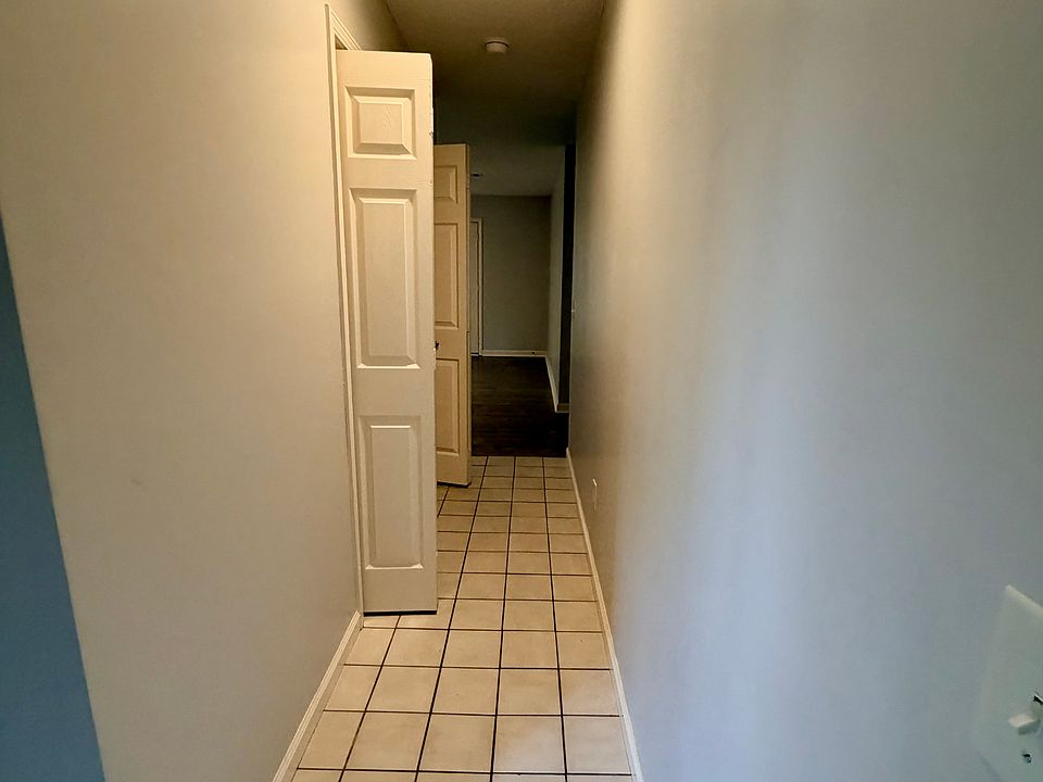 1st image of 305 Cambridge Dr #305