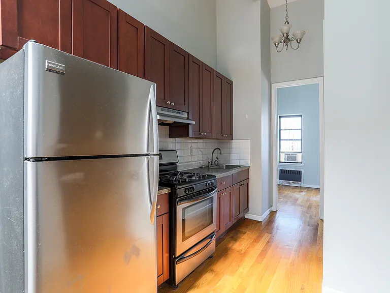 325 Melrose St #3L — Photo 1
