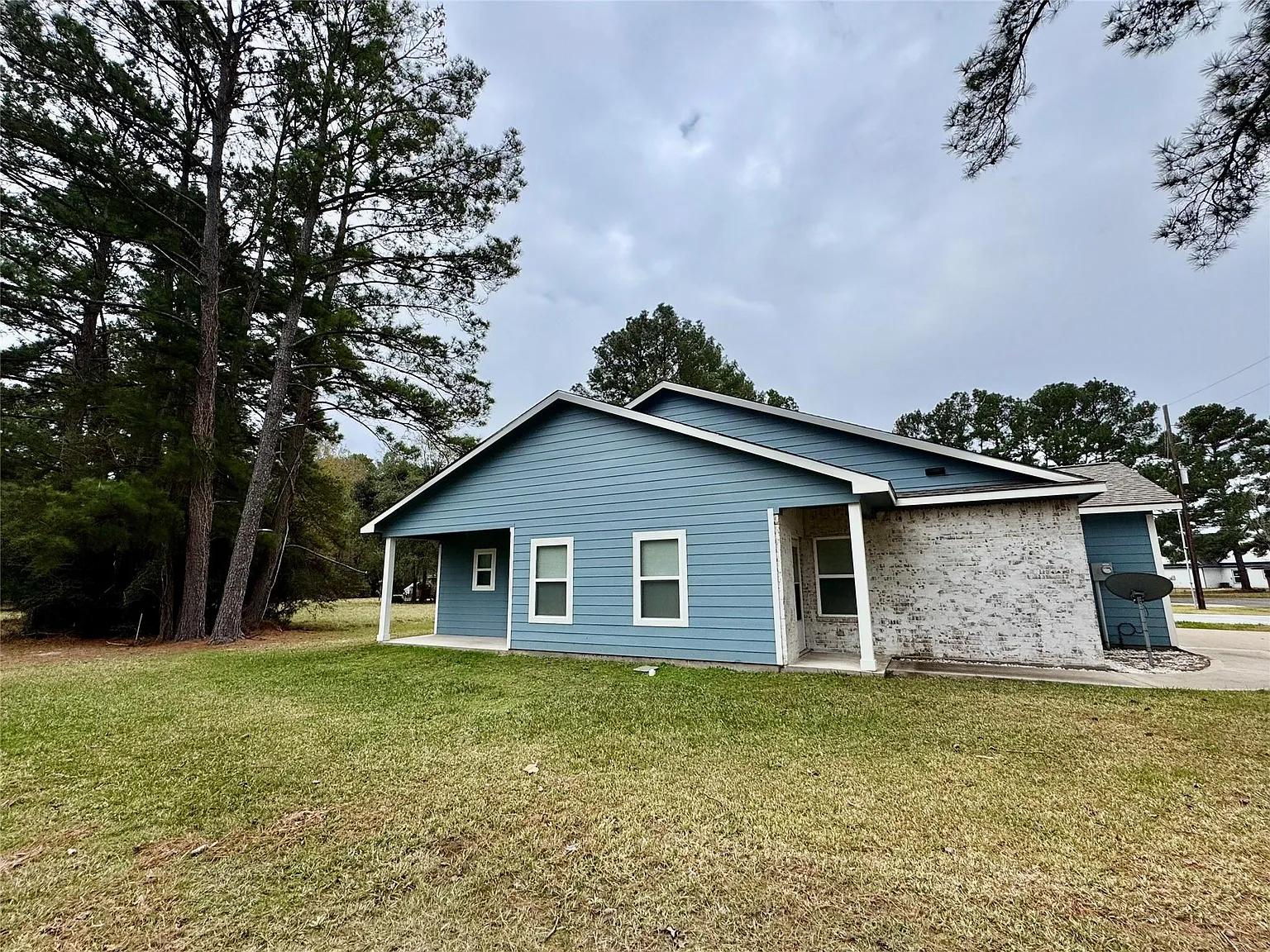 3 bed, 2.0 bath, 1164 sqft, $1,550 — Photo 2