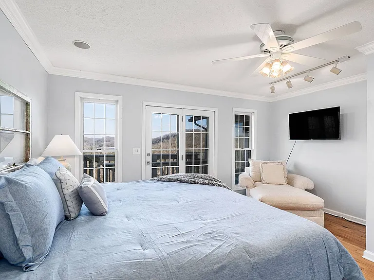 1038 Lakeside Dr — Photo 14