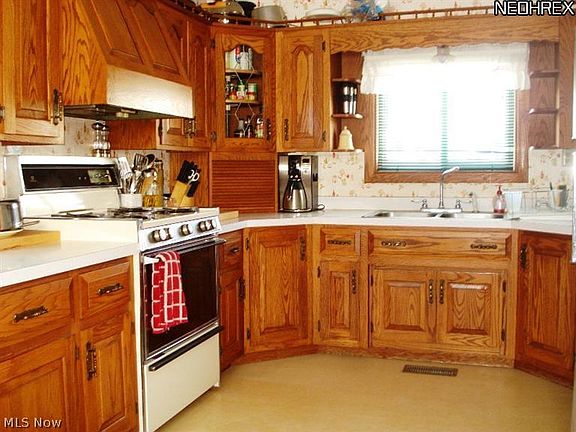 3rd image of 802 Wardell Dr SE