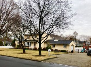 142 Arundel Rd, Paramus, NJ 07652