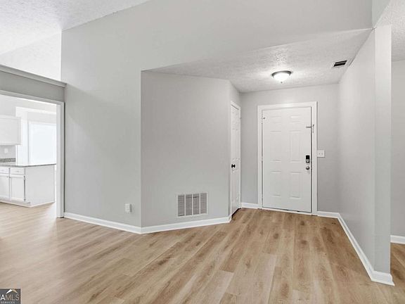 3rd image of 2572 Herndon Rd