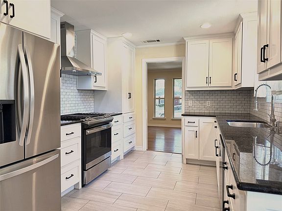2nd image of 1116 Elizabeth Ln