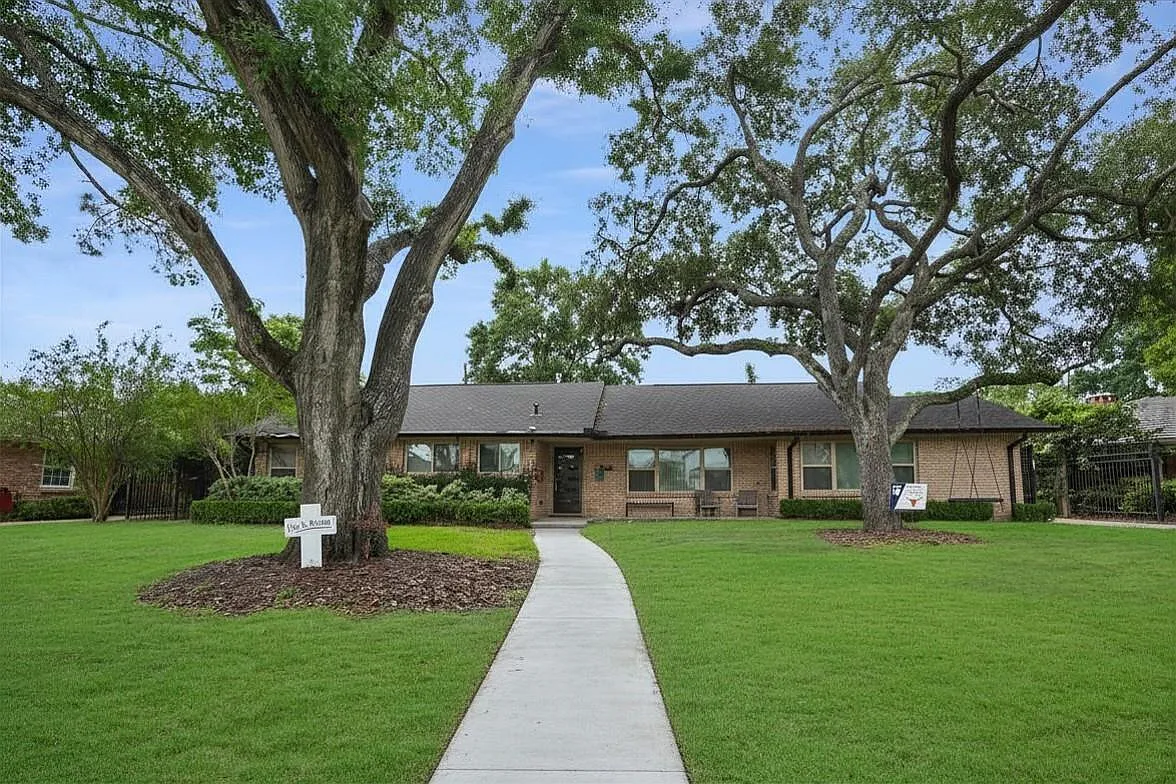 Photo 2 of 30 - 5643 Terwilliger Way - Houston, TX Building Photo - 5643 Terwilliger Way