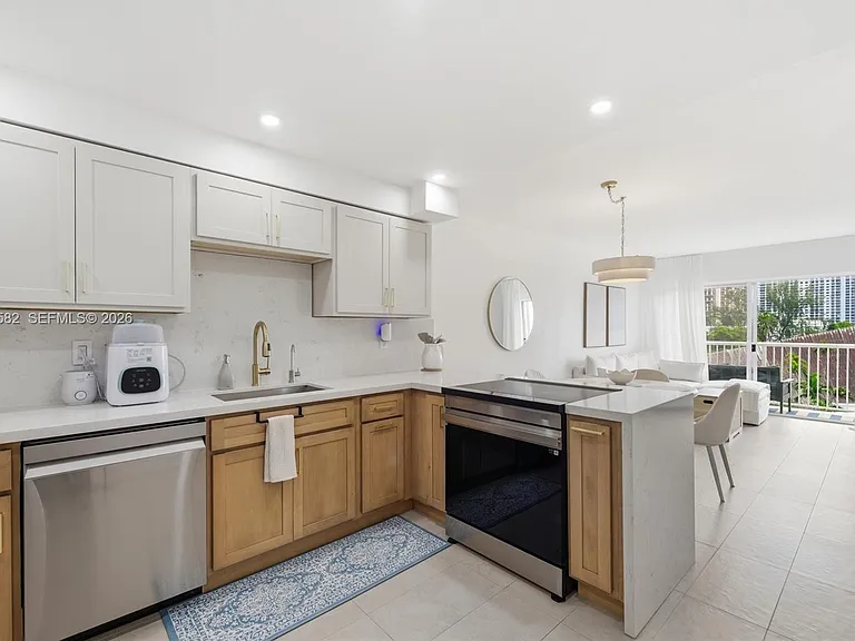 17800 Atlantic Blvd #Penthouse 3 — Photo 16