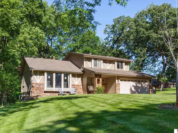 1014 Day Dr, Bellevue, NE 68005