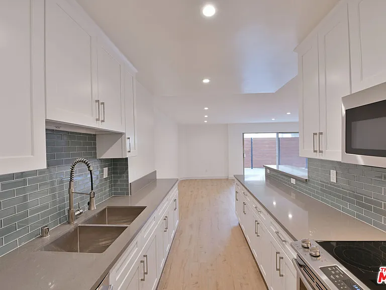 136 S Palm Dr #203 — Photo 5
