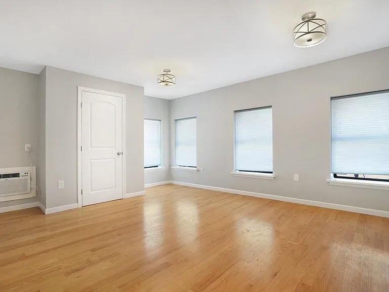 565 1st St #1 — Photo 3