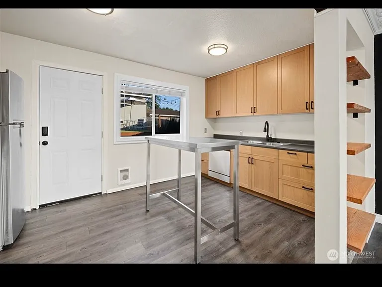 2036 E Morton St — Photo 14