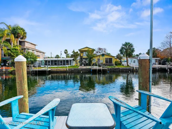 5421 Circle Dr, Weeki Wachee, FL 34607