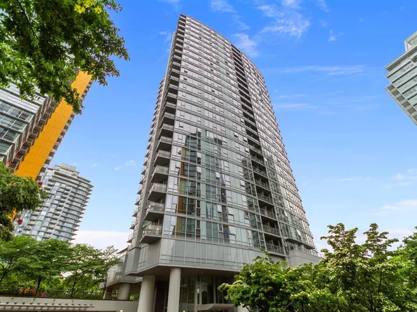 131 Regiment Sq #707, Vancouver, BC V6B 1X6