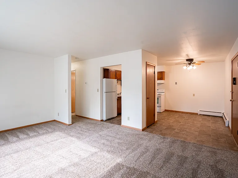 Fargo, ND Crown Court 1 Apartments | Living