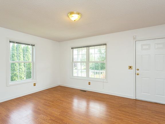4th image of 385 Diana Ct
