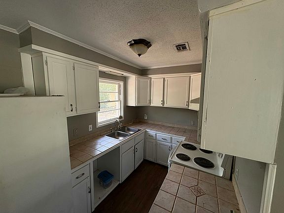 4th image of 704 S 22nd Ave