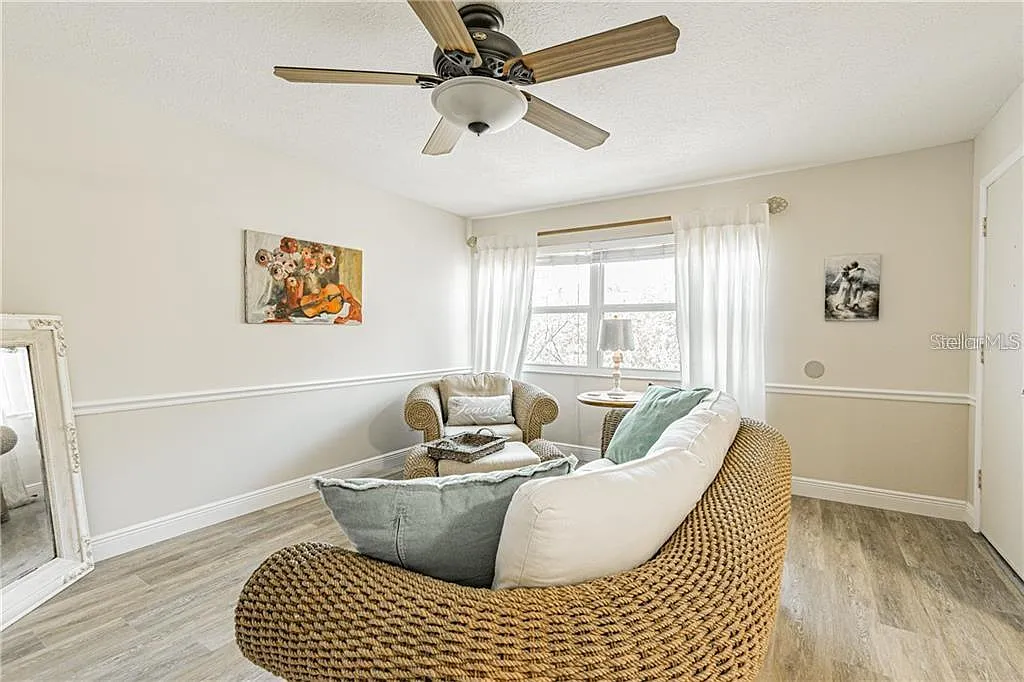 2 bed, 1.0 bath, 818 sqft, $1,900 — Photo 2
