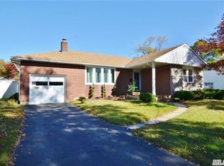 3 Keats Pl, Greenlawn, NY 11740