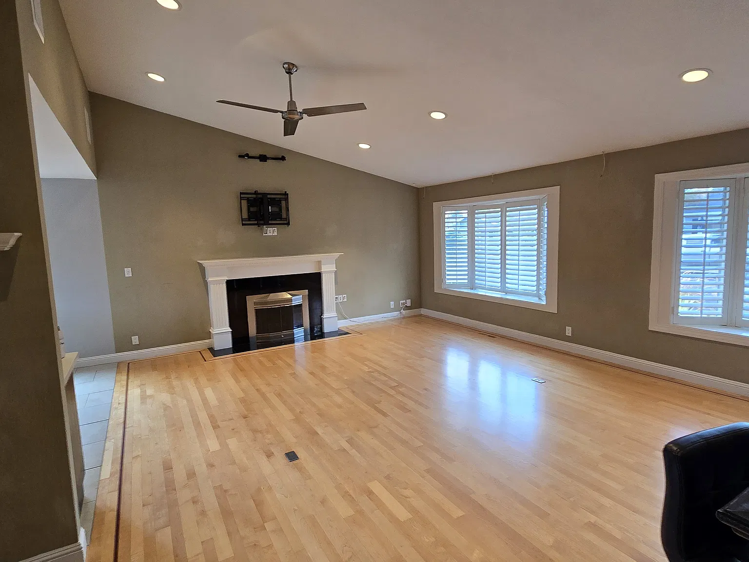 4 bed, 2.5 bath, 2350 sqft, $6,400 — Photo 3