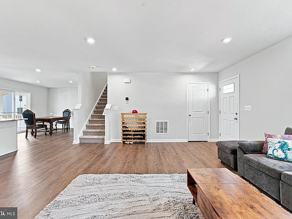 4th image of 3211 Plum Ln