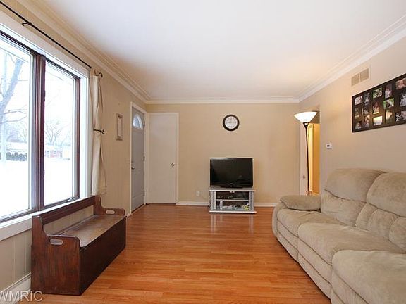 5th image of 967 College Ave
