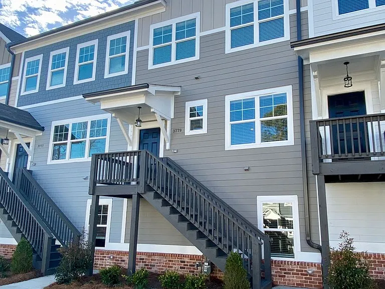 3779 Oxford Cir — Photo 1