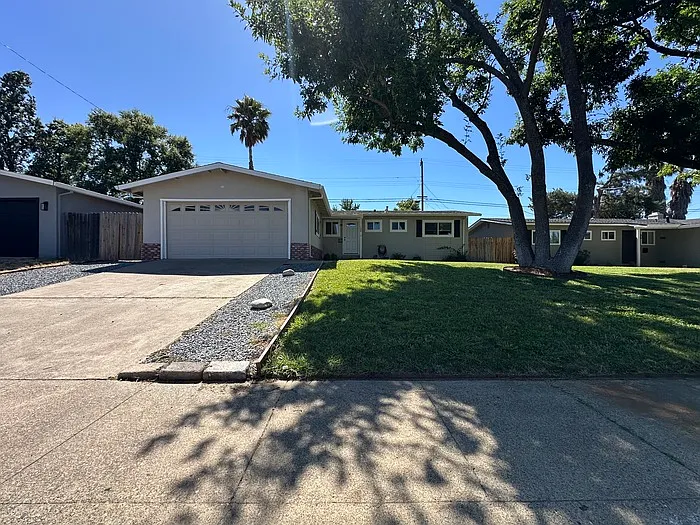 1320 Sheridan Ave — Photo 1