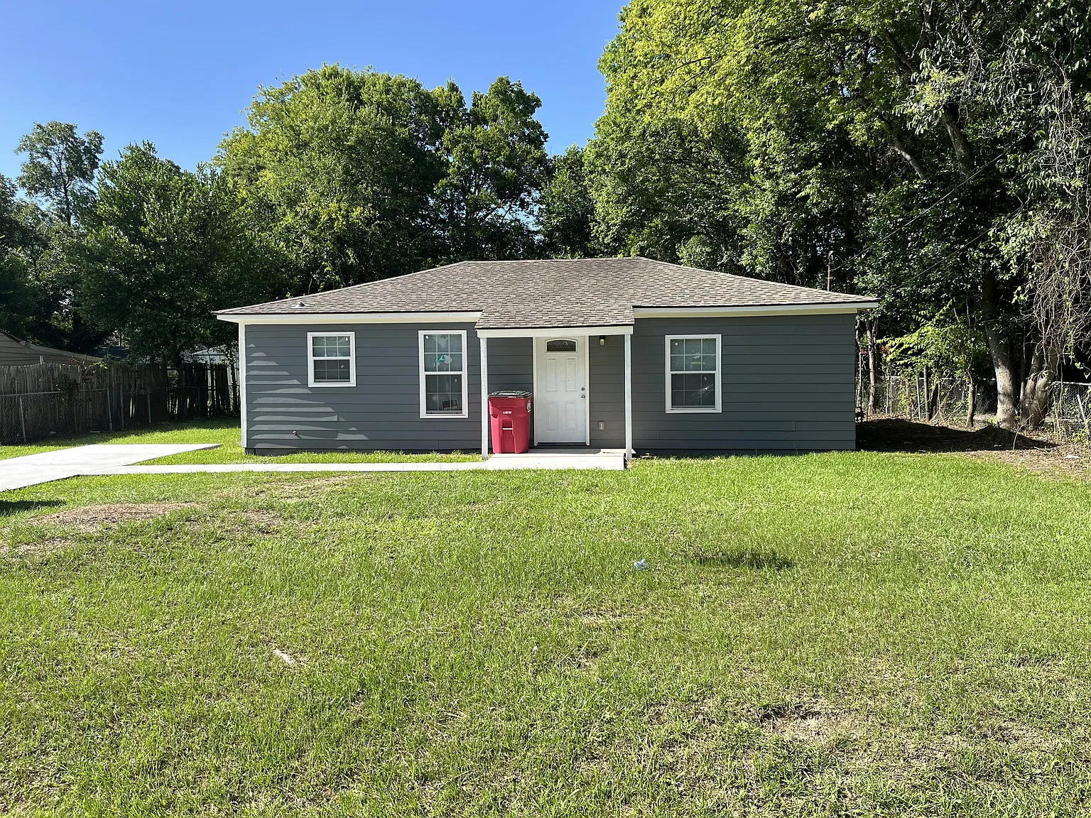 3 bed, 864 sqft, $1,150 — Photo 1