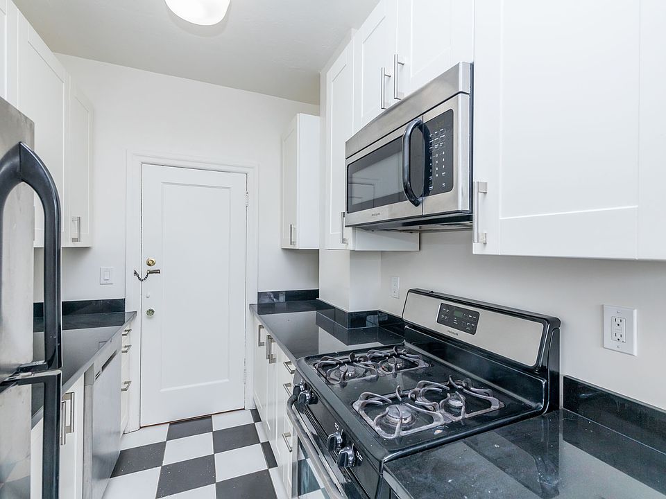 1st image of 421 Van Dyke Ave #3