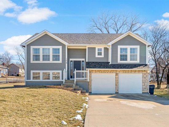 1216 N Parkway Dr, Olathe, KS 66061
