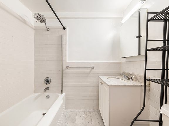 5th image of 135 E 54th St APT 3C