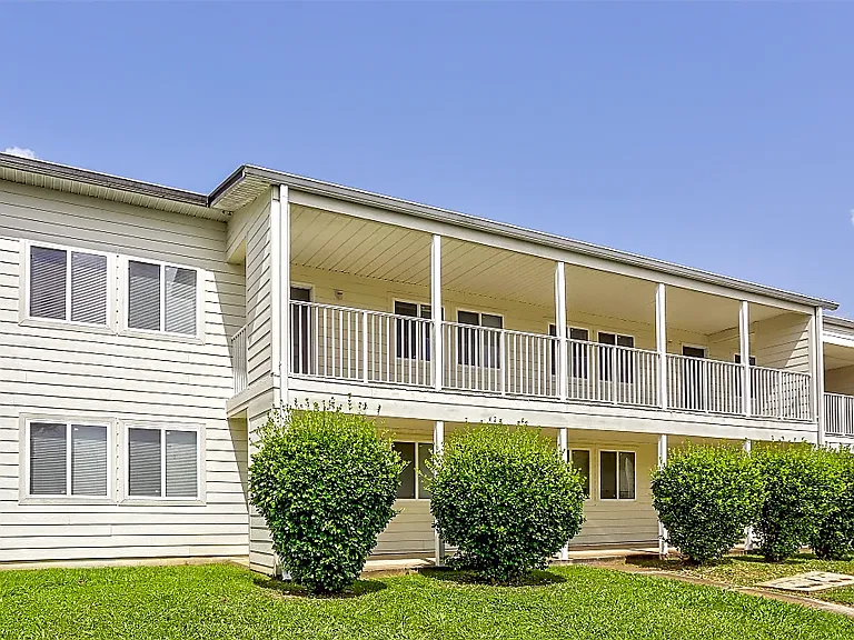 Taylor Way Apartments — Photo 3