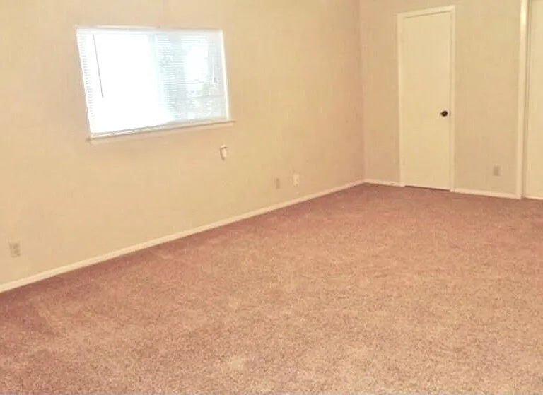 7422 Radford Trl — Photo 9