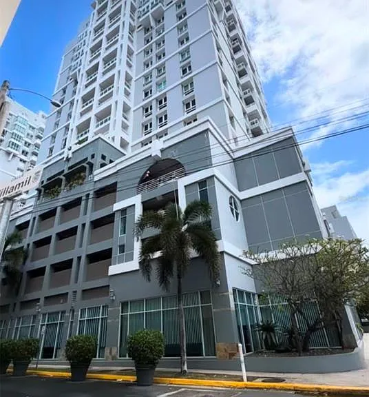 Metro Plaza Tower 305 Calle Villamil — Photo 1