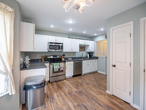 5th image of 8451 Bridle Ct